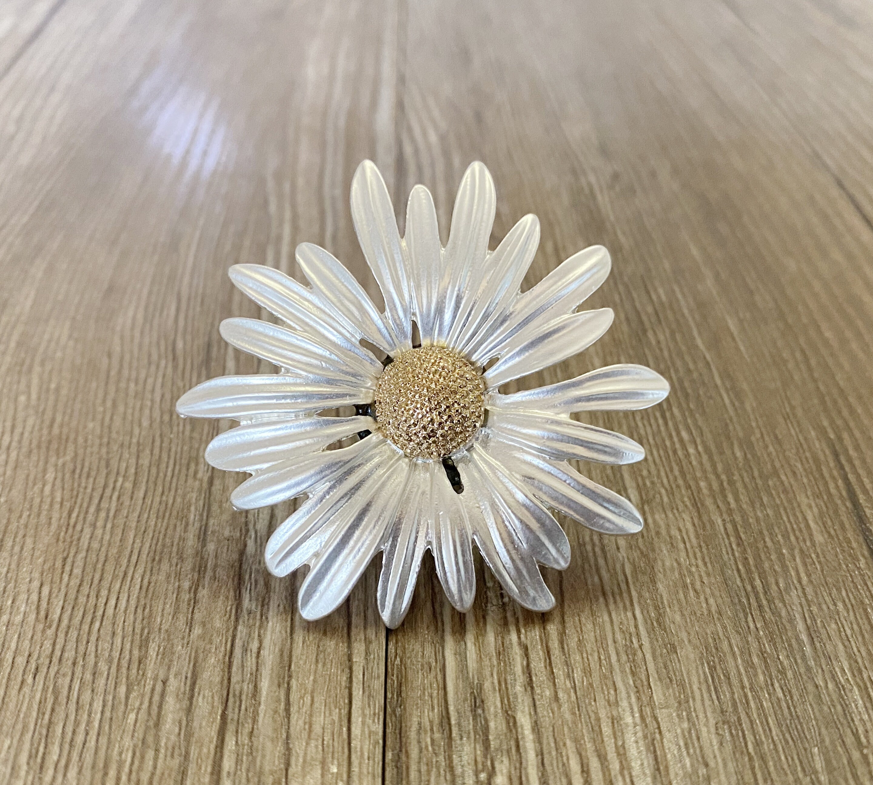 Silver Daisy drawer knobs /  The Daisy cabinet / Gothic Home Decor / Animal Shaped drawer knobs / Furniture Hardware,Z-874