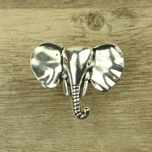 Peut inclure: Poignée de porte en forme de tête d'éléphant argentée avec un design détaillé.
