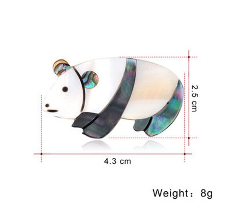 Puede incluir: Un broche de panda blanco y negro hecho de n&aacute;car iridiscente. El broche mide 4,3 cm de ancho y 2,5 cm de alto y pesa 8 gramos.