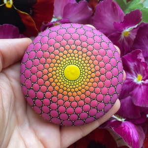 Handbemalter Mandala Stein (Keramik) - Meditationsstein - Handarbeit - Bemalte Steine - Dekorativ - Dot Art