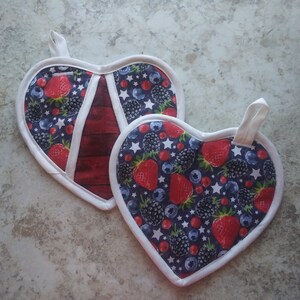 Juego de 2 agarraderas con forma de corazón de bayas, manoplas para horno del 4 de julio, agarraderas de bolsillo con forma de fresa, regalo de inauguración de la casa estadounidense, regalo para anfitriona.