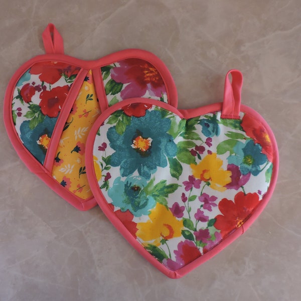 Set of 2 Breezy Blossom Heart Potholders, Pioneer Woman Oven Mitts, Pretty Floral Kitchen Decor, Hostess Gift