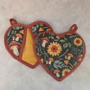 Juego de dos agarraderas con forma de hongo y girasol, manoplas de horno con forma de corazón, decoración de cocina en color amarillo óxido y verde bosque, regalo para anfitriona de otoño.