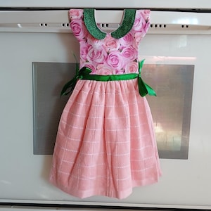 Vestido de toalla con rosas rosas para el mango de la estufa, colgador de puerta de horno con flores primaverales, bonita decoración de cocina de Pascua, regalo para despedida de soltera o inauguración de la casa.