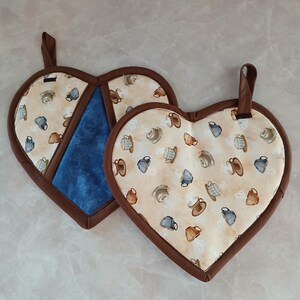Herz Kaffeetassen Topflappen, Set mit zwei Topflappen, Warme Topflappen, Erdtöne Küchendekoration