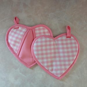 Set of Two Pink Homespun Heart Potholders with Finger Pockets, Pink and White Gingham Oven Mitts, Country Farmhouse Kitchen Decor