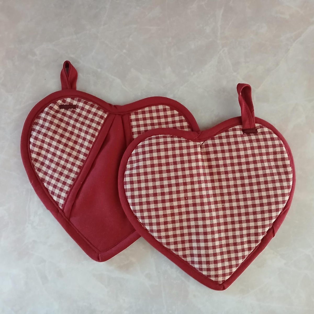 Set of Two Heartshaped Gingham Potholders, Red and Cream Insulated Homespun Oven Mitts, Country Farmhouse Kitchen Decor, Bridal Shower Gift