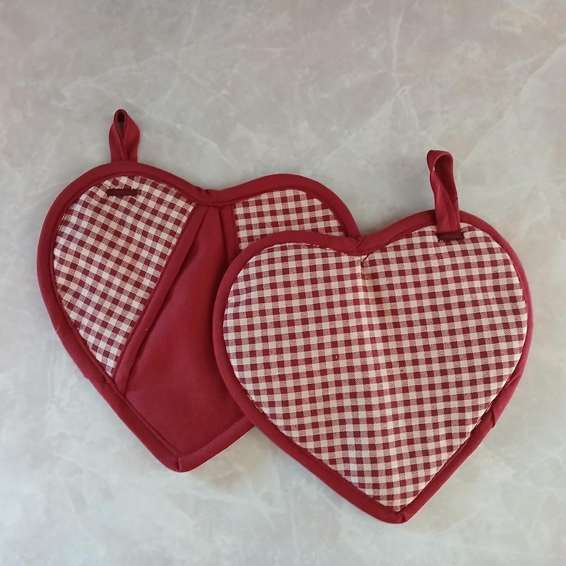 Set of Two Heartshaped Gingham Potholders, Red and Cream Insulated Homespun Oven Mitts, Country Farmhouse Kitchen Decor, Bridal Shower Gift