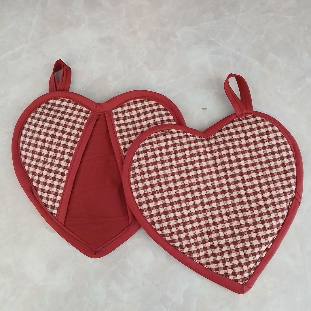 Set of Two Heartshaped Gingham Potholders, Red and Cream Insulated Homespun Oven Mitts, Country Farmhouse Kitchen Decor, Bridal Shower Gift