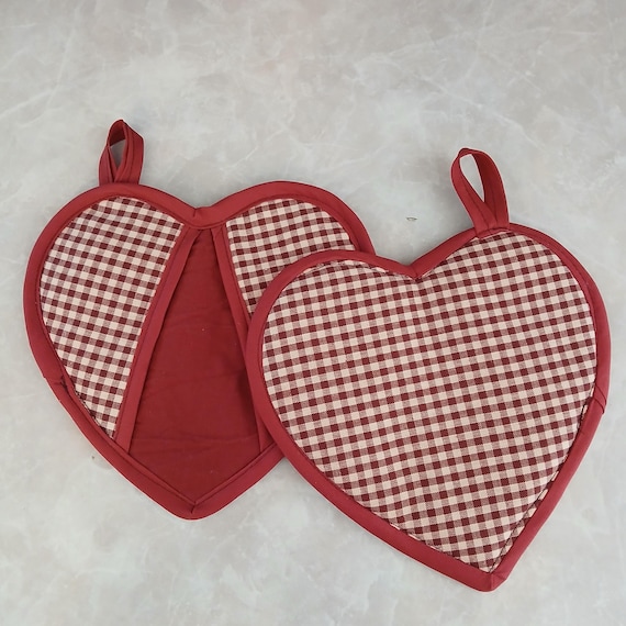 Set of Two Heartshaped Gingham Potholders, Red and Cream Insulated Homespun Oven Mitts, Country Farmhouse Kitchen Decor, Bridal Shower Gift