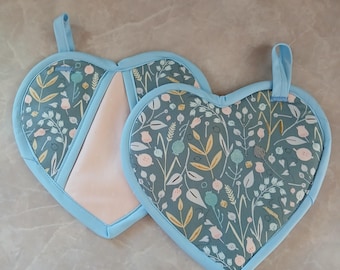 Agarraderas con forma de corazón y flores silvestres, decoración de cocina rústica, manoplas aislantes para horno, juego de dos, hechas a mano.