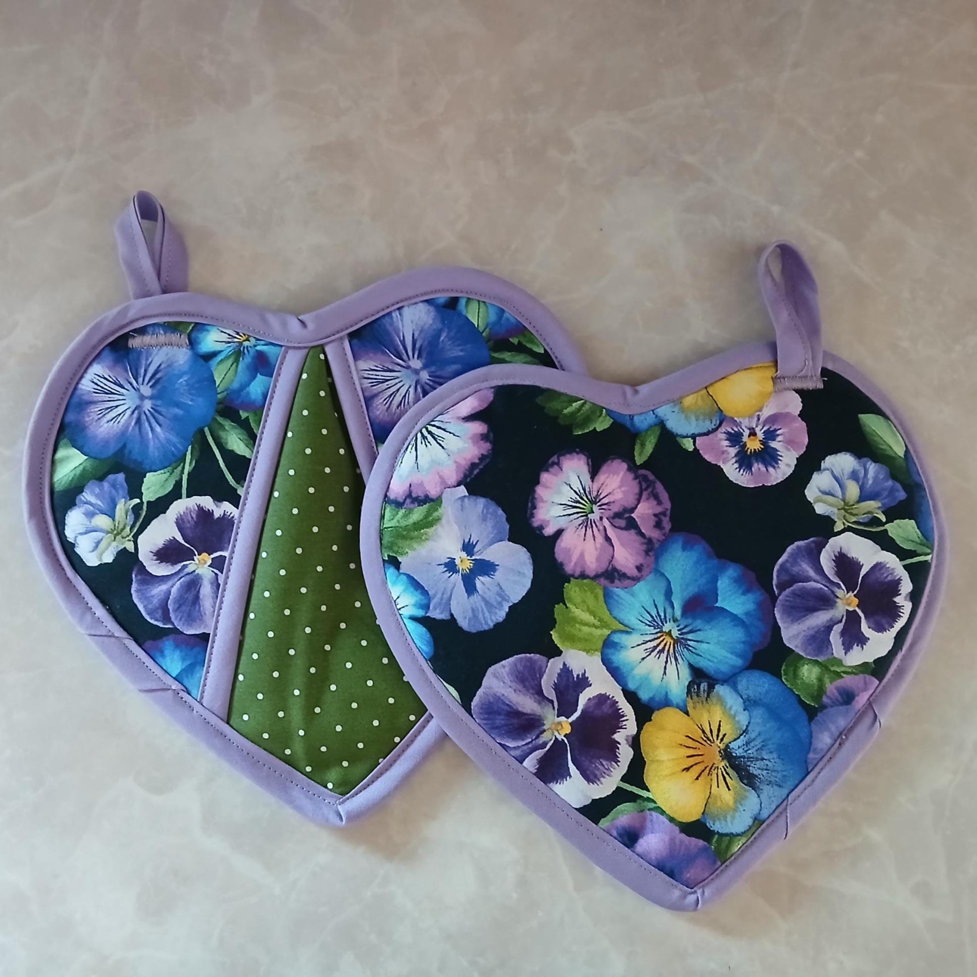 Set of Two Heart-Shaped Pansy Potholders – Handmade Cotton Hot Pads – Cottagecore Kitchen Gift – Insulated Oven Mitts – Floral Kitchen Decor
