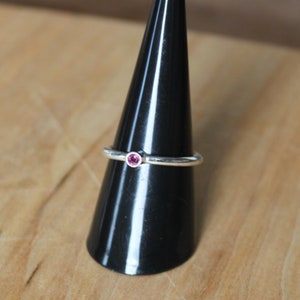 Rote Rubin Sterling Silber Ring. Alternative Verlobungsring, Solitär-Ring. Uk Größe O+
