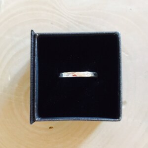 Anello in argento solido con texture martellate
