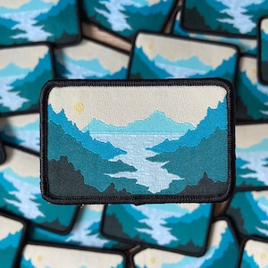 Opstrijkbare patch Misty Mountains