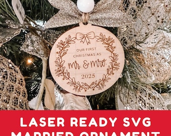 Adorno SVG para casarse / Adorno SVG navideño para pareja / Adorno SVG personalizado para recién casados / Diseño para la primera Navidad de casados Archivo láser digital