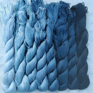 Può includere: Sei gomitoli di filo di cotone tinto in indaco, che vanno dal blu chiaro al blu scuro.