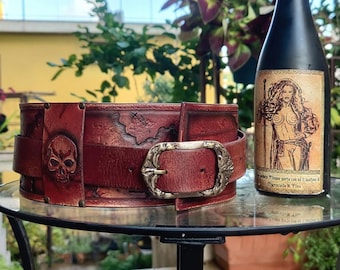 金色のバックルとジョリーロジャーの彫刻が施された海賊ベルト / LARP & コスプレ本物の手作りレザー