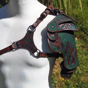 Spallaccio in cuoio verde decorato con foglie armatura guerriero cavaliere soldato larp cosplay schoulder leather armor green armor cosplay