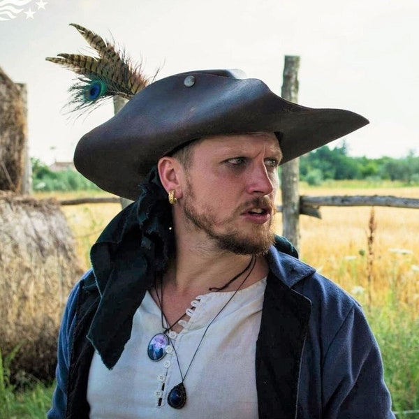 Cappello da moschettiere - costume de pirata in cuoio fatto a mano per larp e cosplay ispirato a D'Artagnan - artigianato di alta qualità