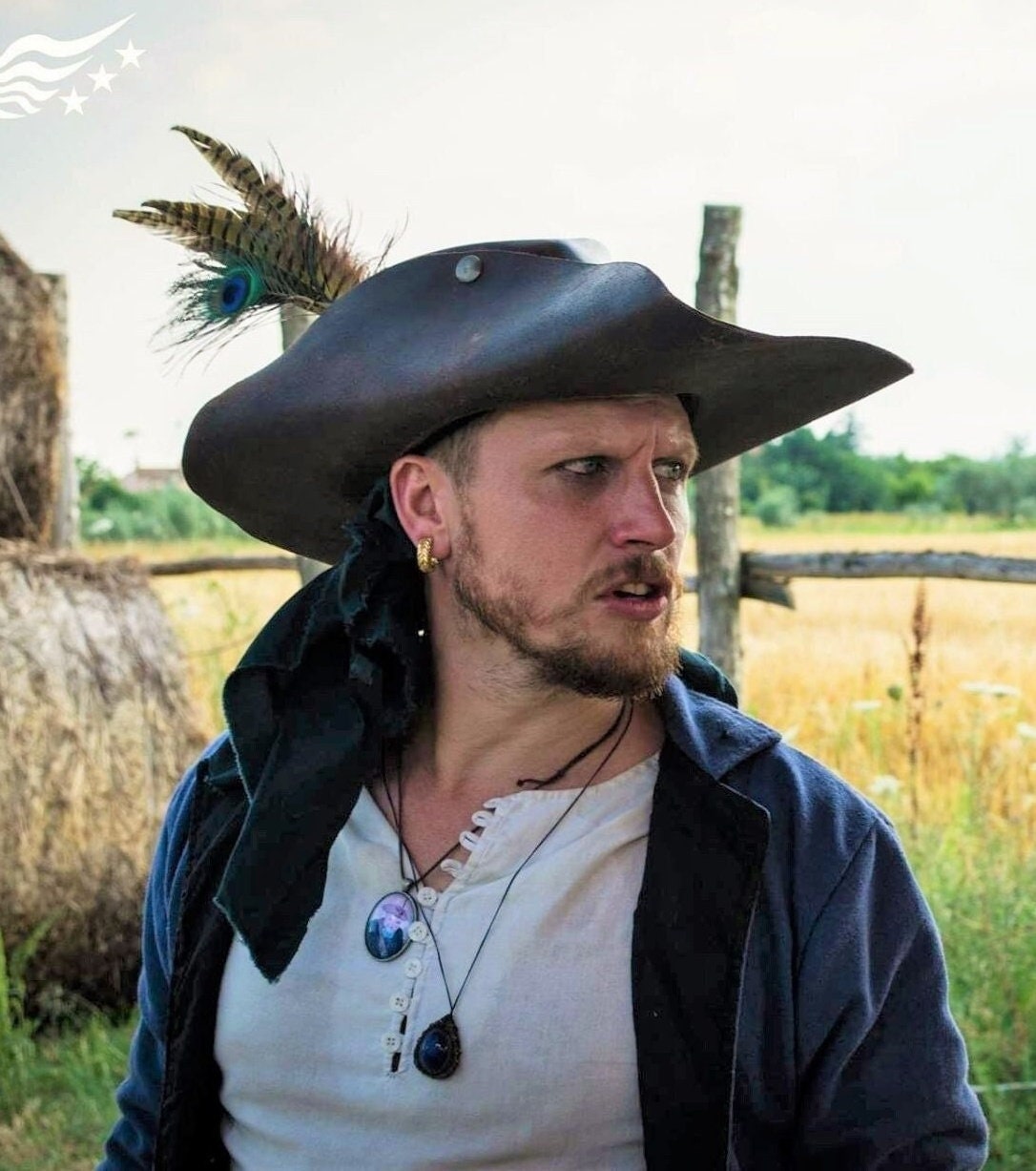 Cappello da moschettiere - costume da pirata in cuoio fatto a mano per larp e cosplay ispirato a D'Artagnan - artigianato di alta qualità