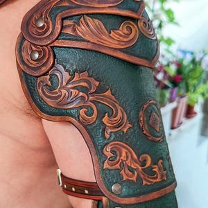 Espaldar de Couro Verde: Armadura Cosplay Larp Decorada com Folhas Personalizada
