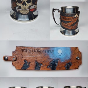 Może przedstawiać: Zestaw sześciu kubków ze stali nierdzewnej z okładzinami skórzanymi. Okładziny mają różne wzory, w tym czaszkę, księżyc i runy. Kubki idealnie nadają się do delektowania się ulubionym napojem.