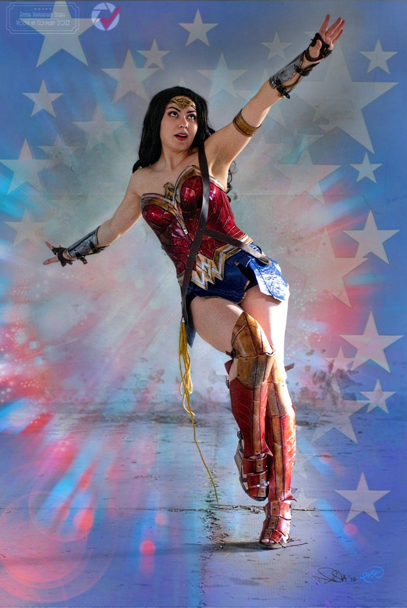 Op de afbeelding: Een vrouw verkleed als Wonder Woman poseert in een dramatische houding. Ze draagt een rood, blauw en gouden kostuum tegen een sterrenhemel.