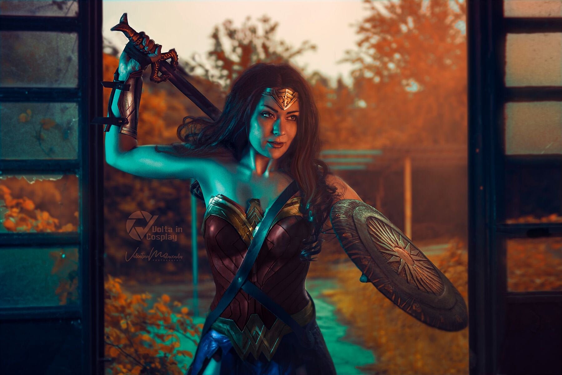 Stupenda donna in costume di Wonder Woman su sfondo scuro foto stock