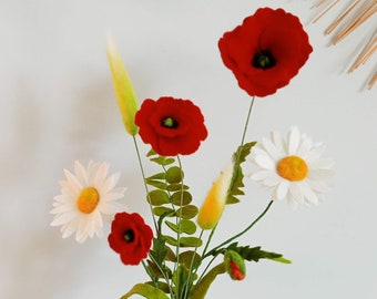 Bouquet de marguerites, coquelicots et herbes en laine feutrée