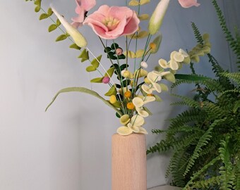 Buquê de flores feito de feltro de lã