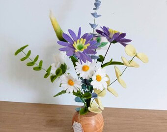 Buquê de flores feito de feltro de lã