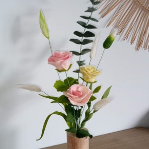 Bouquet de roses pâles et herbes en laine feutrée image 1