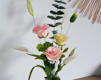 Bouquet de roses pâles et herbes en laine feutrée