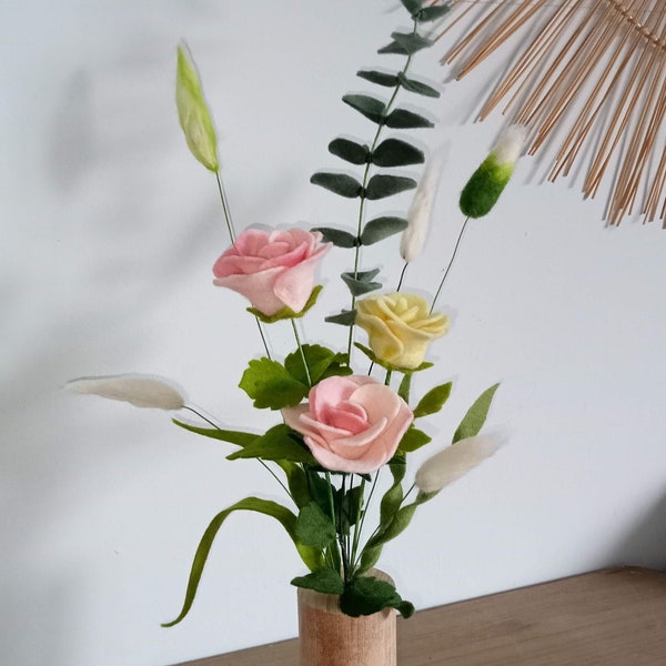 Bouquet de roses pâles et herbes en laine feutrée