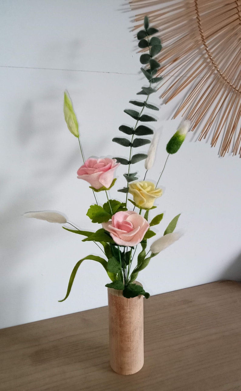 Bouquet de roses pâles et herbes en laine feutrée image 1