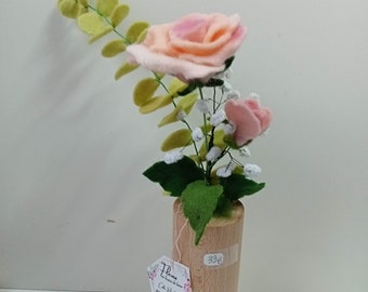 Bouquet de roses pâles et herbes en feutrine pure laine