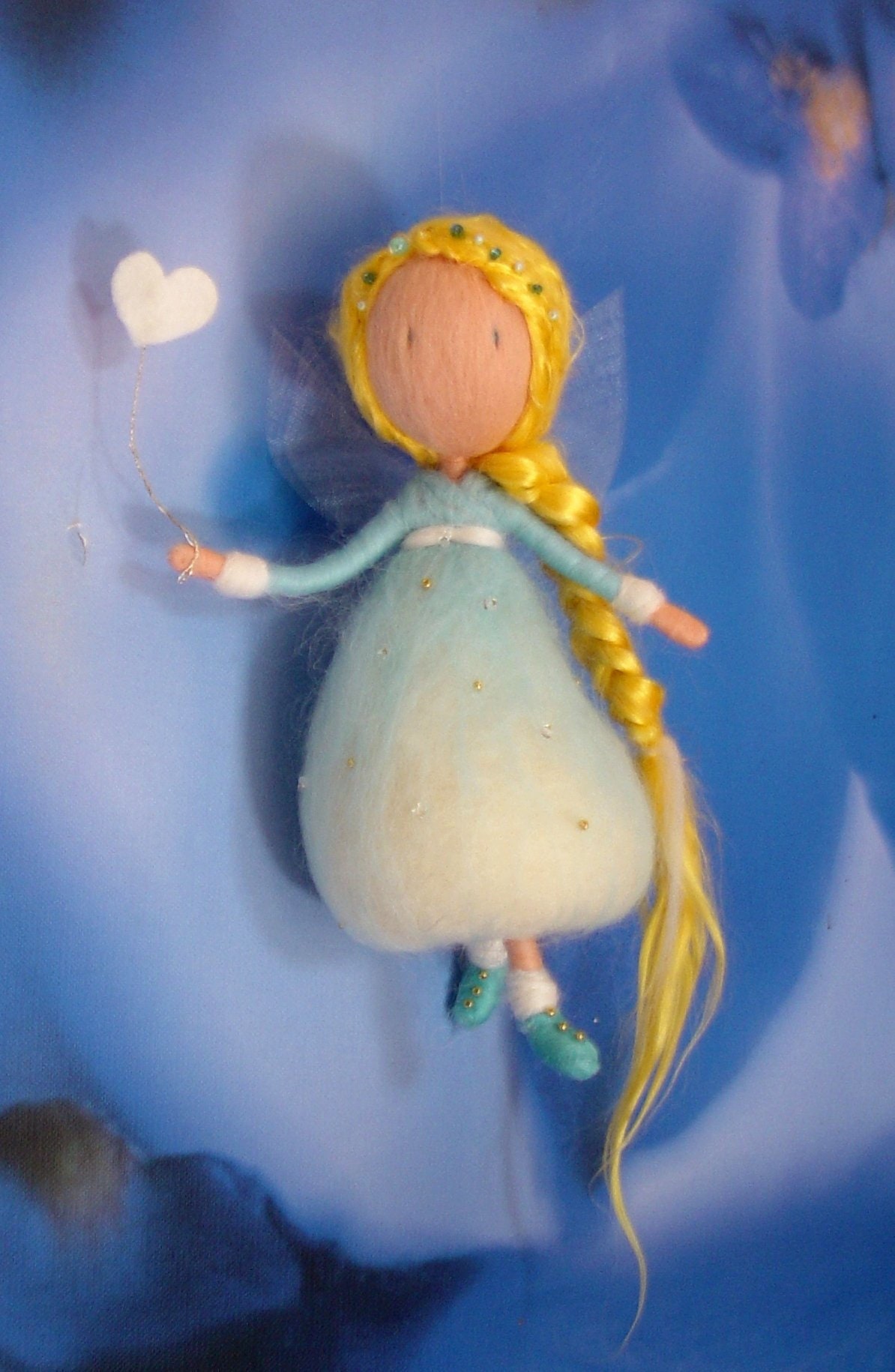 Fée en Laine Le Coeur sur La Main-...