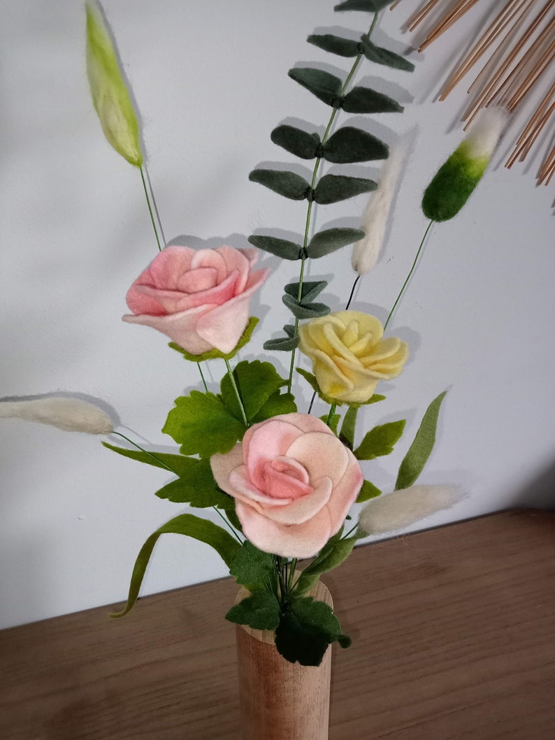 Bouquet de roses pâles et herbes en laine feutrée image 2