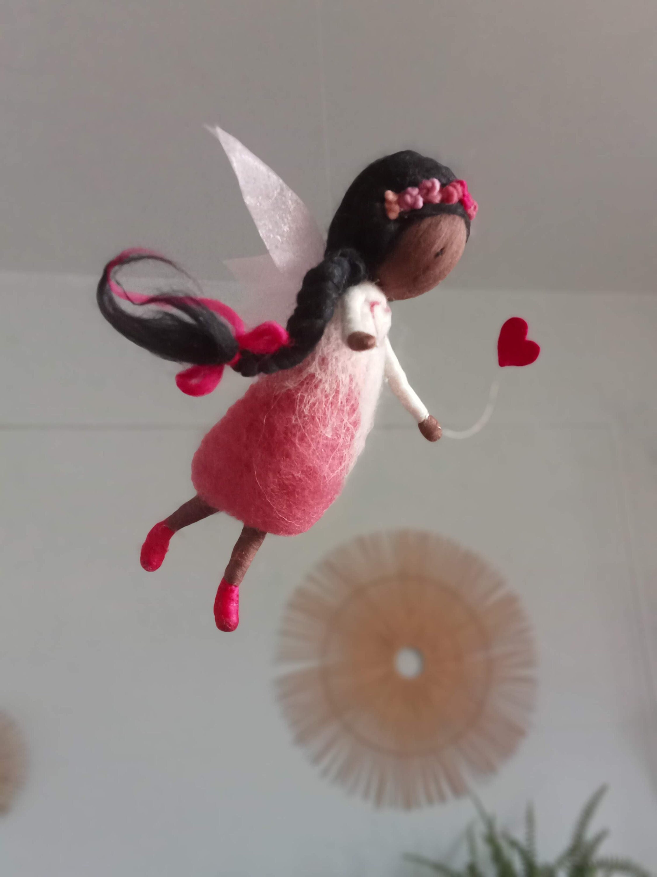 Mobile Fée Le Coeur sur La Main en Laine Cardée