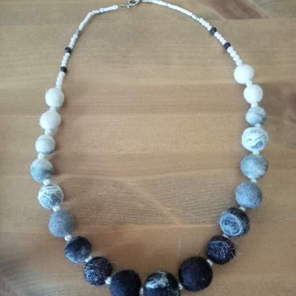 Collier en perles de laine