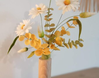 Bouquet de marguerites et herbes en laine feutrée