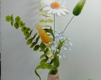 Bouquet de fleurs en  laine feutrée : marguerite, gypsophile et herbes