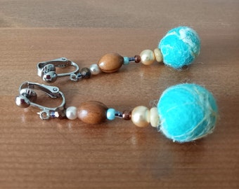 Boucles d'oreilles en laine et perles