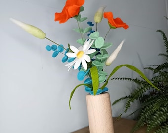 Buquê de flores de lã feltrada: margaridas, papoulas e ervas.