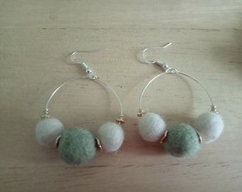 Boucles d'oreilles en laine et perles