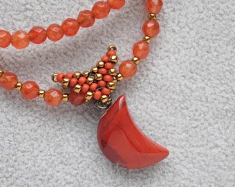 Chalcedoon ketting rode jaspis maansikkel hanger op beugel met kralen Hemelse sieraden OOAK