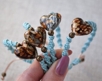 Boho makraméarmband: Blå nylonsnöre, keramisk hjärtpärla