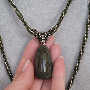 Große Jade Anhänger Twisted Beaded Seil Halskette Tropfen Nephrit auf Woven Schmuck