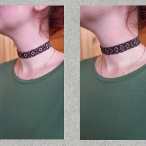Pu&ograve; includere: Primo piano di una collana choker nera con un motivo geometrico in tonalit&agrave; rosa e bianco. La choker &egrave; indossata da una persona con una camicia verde.